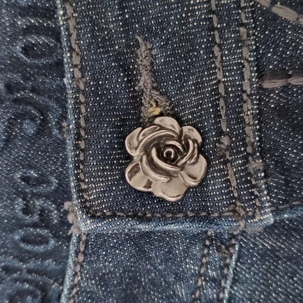 Rose Royce, dark blue denim shorts, rose button and stud details, size 27 5/6 - Picture 2 of 14